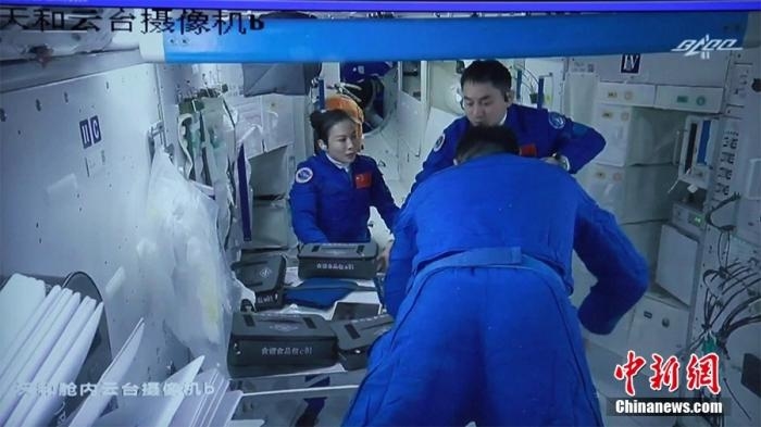 资料图:北京时间10月17日9时50分,神舟十三号航天员乘组成功开启货物舱舱门,并顺利进入天舟三号货运飞船对货船内的物品进行核对整理。(视频截图)图片来源:视觉中国 点击进入下一页