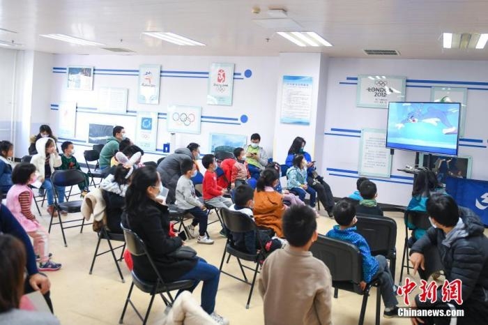 11月13日,家长带已接种新冠疫苗的儿童在留观室看动画片。当日,北京市海淀区学院路街道启动3-11岁儿童新冠疫苗接种专场。 <a target='_blank' href='/'>中新社</a>记者 田雨昊 摄 点击进入下一页