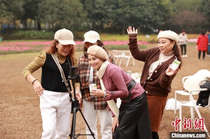 图为市民自带三脚架，在阳光下自拍。　李晨 摄