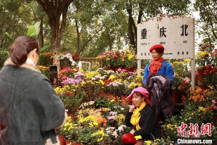 图为市民在写有“重庆北”字样的装饰牌前拍照。　李晨 摄