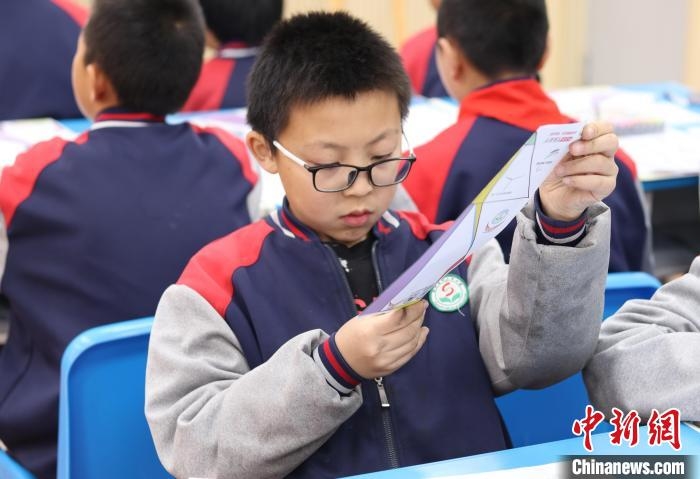 图为张北县树儿湾小学开展纸飞机综合实践活动。　刘郁雯 摄