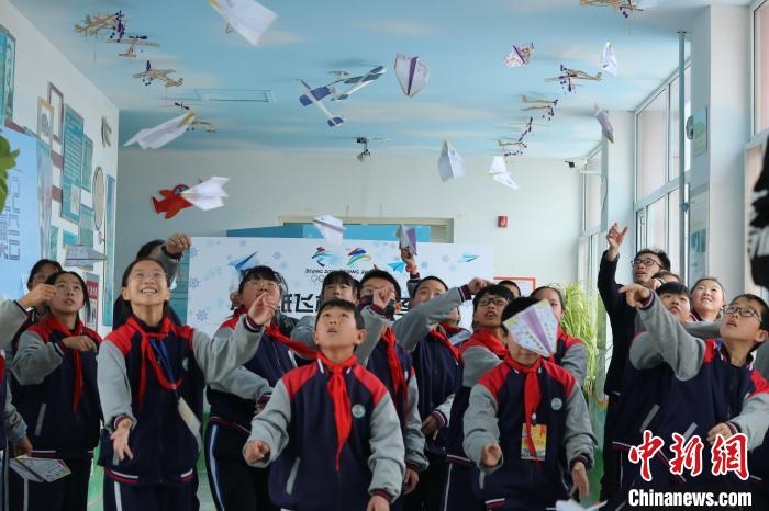 图为张北县树儿湾小学开展纸飞机综合实践活动。　刘郁雯 摄