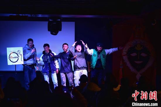 A group of college students from Tibet Autonomous Region performs a talk show in their vernacular tongue at a local restaurant in Lhasa on the evening of January 22, 2022. (Photo/China News Service)