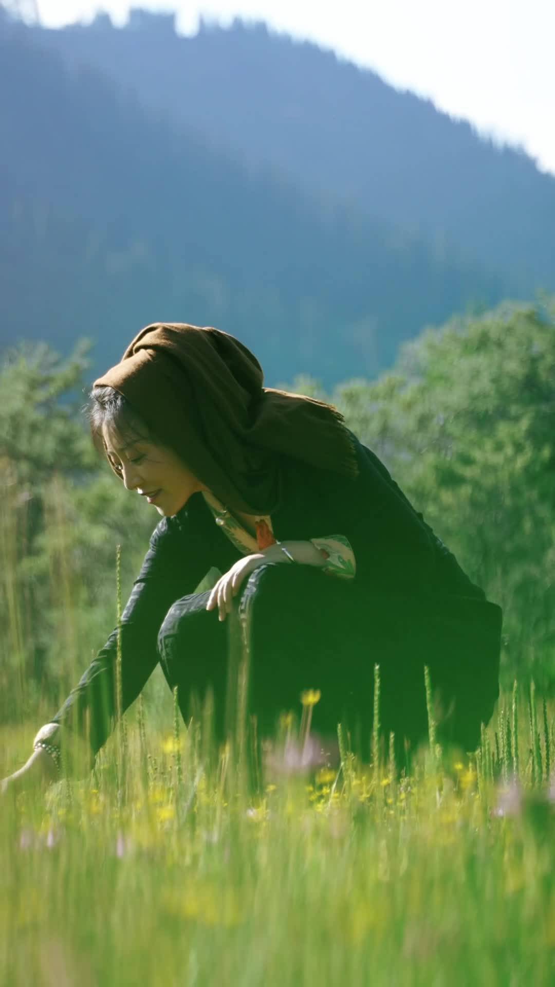当主持人翁切遇上彩色类乌齐，人在景中走，如在画中游，在类乌齐，过一个清凉夏天吧！