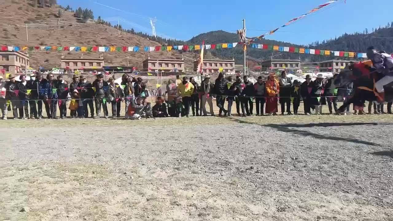 #行走高原 行走高原遇见赛马节，看康巴汉子纵马驰骋的样子