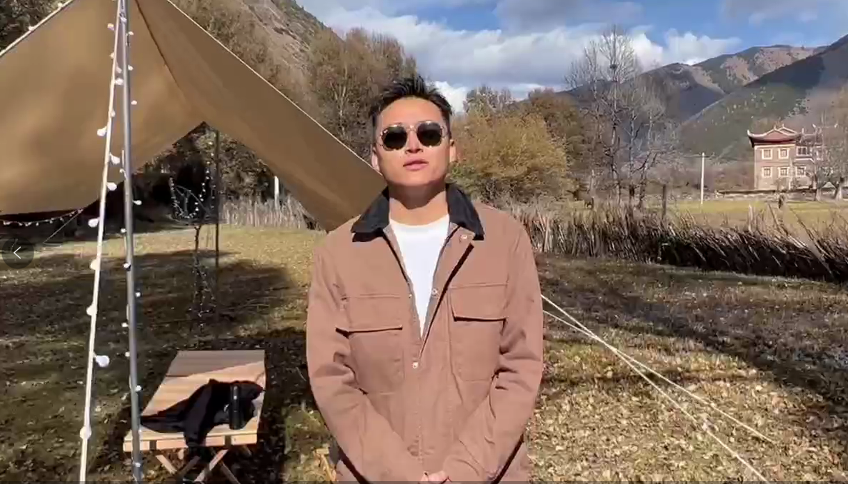 #康巴卫视格桑啦 11月7日6点30分，我们在甲根坝的星空下，和罗布桑珠一起唱响《格桑啦》~