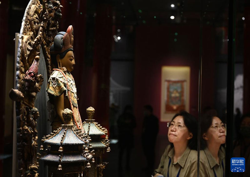 ༄༅།།བོད་ལྗོངས་ཀྱི་རིག་དངོས་པེ་ཅིང་གནའ་བོའི་ཕོ་བྲང་དུ་འགྲེམས་སྟོན་བྱས།    