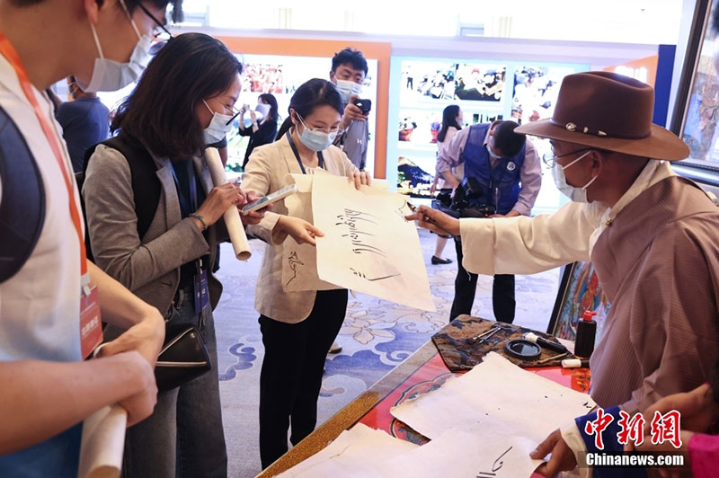 ༄༅།། “2023ལོའི་ཀྲུང་གོའི་བོད་ལྗོངས་ཀྱི་གོང་འཕེལ་གླེང་སྟེགས་”པེ་ཅིང་དུ་གཉེར་བ།