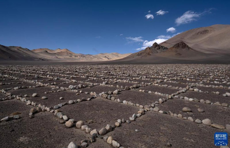 ༄༅།།མངའ་རིས་གཞུང་ལམ་འགྲམ་གྱི་རྡོ་ར་ཆེན་པོ། 