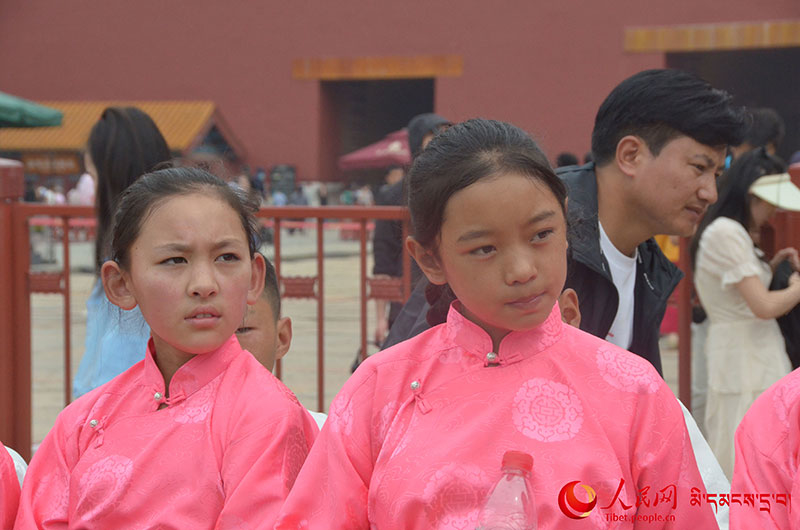 འདི་ནི་འཕྲིན་ལས་སྒྲོལ་མ་དང་ཚེ་རིང་དབང་མོ་གཉིས་ཀྱིས་དགེ་རྒན་གྱི་གསལ་འགྲེལ་ཉན་བཞིན་པ། བསོད་ནམས་དབང་འདུས་ཀྱིས་པར་བླངས། 