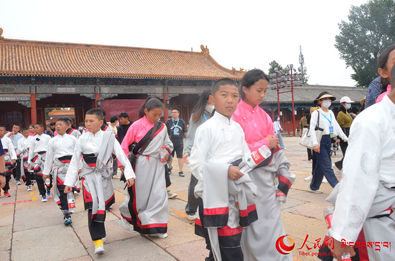 འདི་ནི་ཕྲུ་གུ་ཚོ་གནའ་བོའི་གོང་མའི་ཕོ་བྲང་དུ་སྐྱོད་བཞིན་པ། བསོད་ནམས་དབང་འདུས་ཀྱིས་པར་བླངས། 