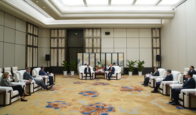 黄强会见来川出席首届金熊猫奖的重要外宾「相关图片」