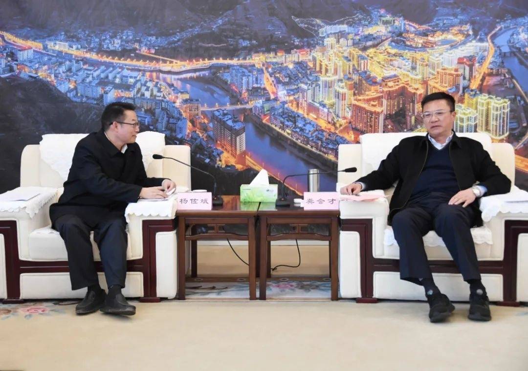 龚会才与杨佐斌一行座谈