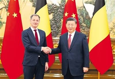 习近平会见比利时首相德克罗