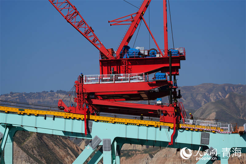 川青铁路尖扎黄河特大桥开始跨越黄河