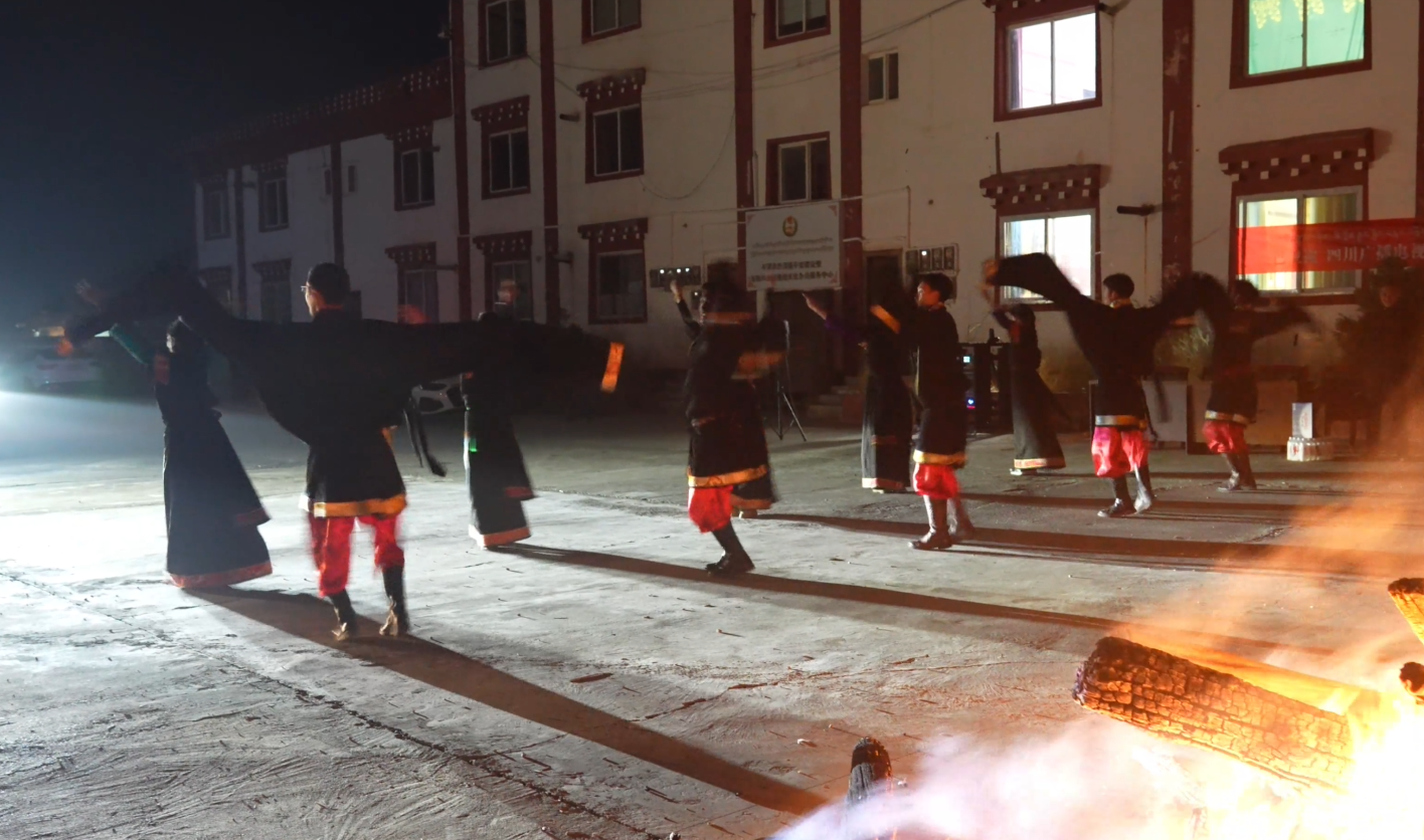 康巴卫视藏语译制电影：民族团结之花绽放