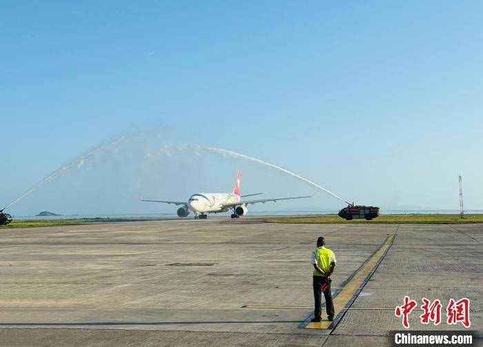中国直飞塞舌尔经贸文旅包机航线在成都起航