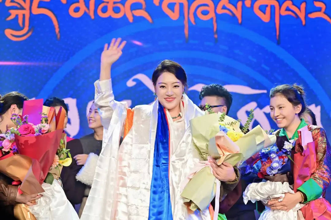 གཞས་མ་ཁམས་སྐྱིད་མཚོ་ཡི་གླུ་གཞས་ཆེད་སྒྲིག་༼ལོ་དང་ཟླ་བའི་སྨོན་འདུན་༽ཞེས་པའི་འགྲེམ་སྤེལ་མཛད་སྒོ་བདེ་བླག་ངང་འཚོགས།