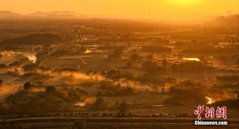 晨光照耀良渚古城遗址 氤氲水雾与阳光相映成辉