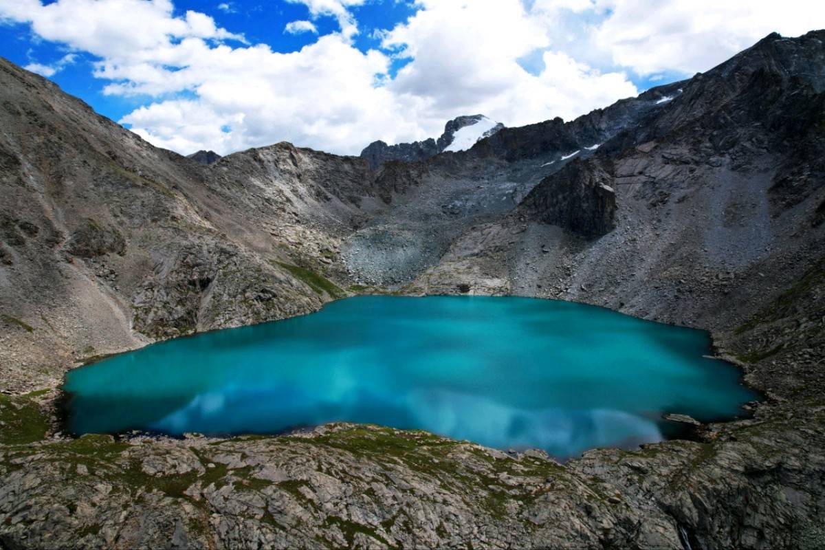 玉树州热水沟:碧波荡漾中的自然奇迹