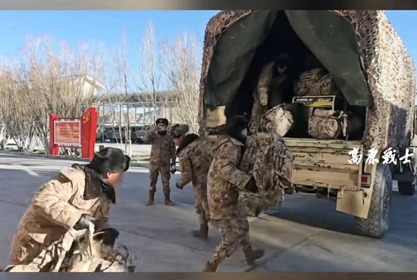 西藏军区部队紧急出动救援灾区