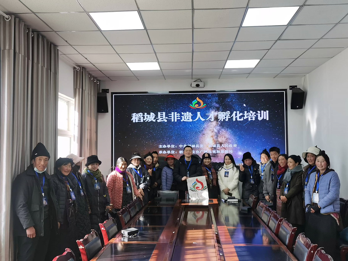 稻城非遗人才孵化培训成果丰硕，学员作品亮相蓉城展现民族工艺魅力