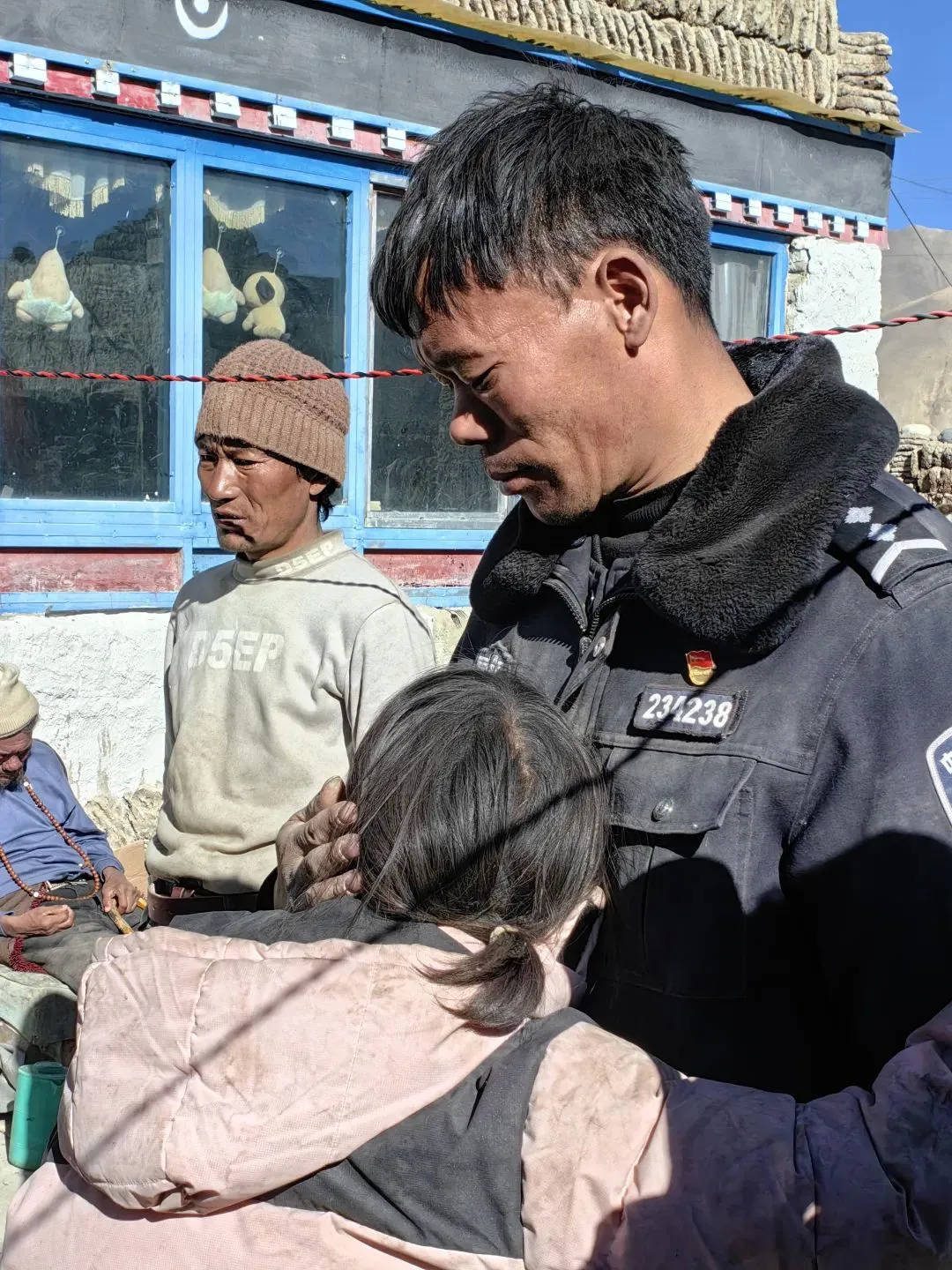 ལྷུན་གྲུབ་ཀྱི་ཕྲུ་གུ་གཉིས་དིང་རིའི་ས་འགུལ་ཁྲོད་རྐྱེན་ལམ་དུ་ཤོར་ཡང་ཁོ་སྔར་བཞིན་འགུལ་འགོག་གནོད་སེལ་གྱི་ལས་ཀར་བྲེལ་བས་ཁེངས།