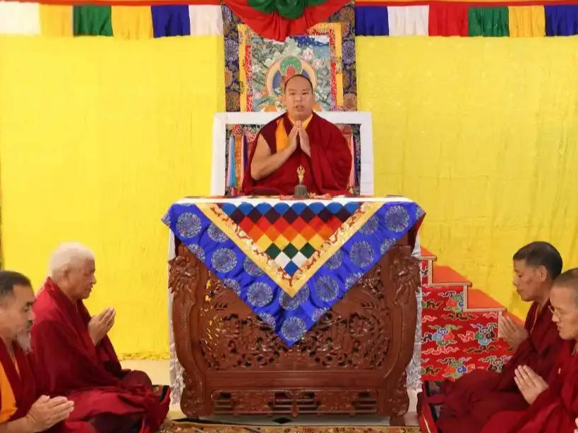 པཎ་ཆེན་ཨེར་ཏེ་ནི་ཆོས་ཀྱི་རྒྱལ་པོ་མཆོག་གིས་བོད་ལྗོངས་གཞིས་ཀ་རྩེ་གྲོང་ཁྱེར་དིང་རི་རྫོང་གི་ས་འགུལ་གནོད་ཐེབས་ས་ཁུལ་ལ་བསྔོ་བ་སྨོན་ལམ་གསུངས།