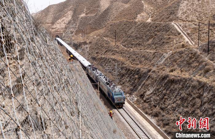 包兰铁路“蜘蛛人”：搜山扫石护航“沙漠铁路”