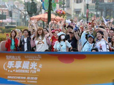 上海迪士尼乐园首次全程园内晨跑吸引游客