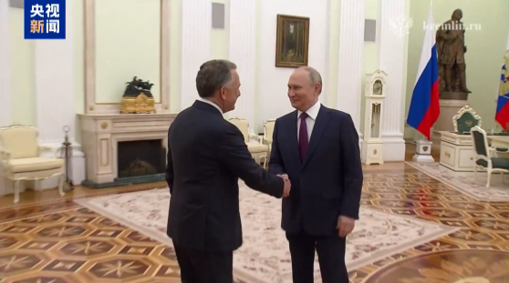 ཕུའུ་ཅིང་གིས་ཨ་རིའི་ཆེད་མངག་ཕོ་ཉ་དང་ཐུག་འཕྲད་བྱས་པའི་ཉིན་དེར་མོ་སི་ཁོ་ལ་འཇབ་རྒོལ་ཐེབས།