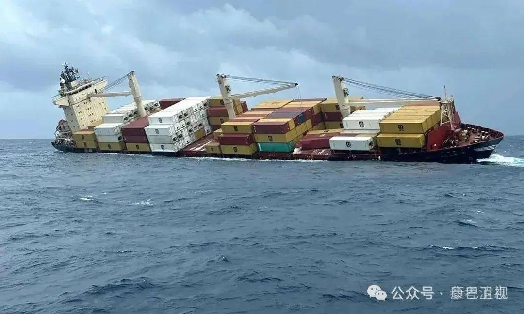 ཉེན་ལྡན་དངོས་རྫས་སྐྱེལ་བའི་གྲུ་གཟིངས་ཤིག་མཚོ་ནང་དུ་ནུབ།