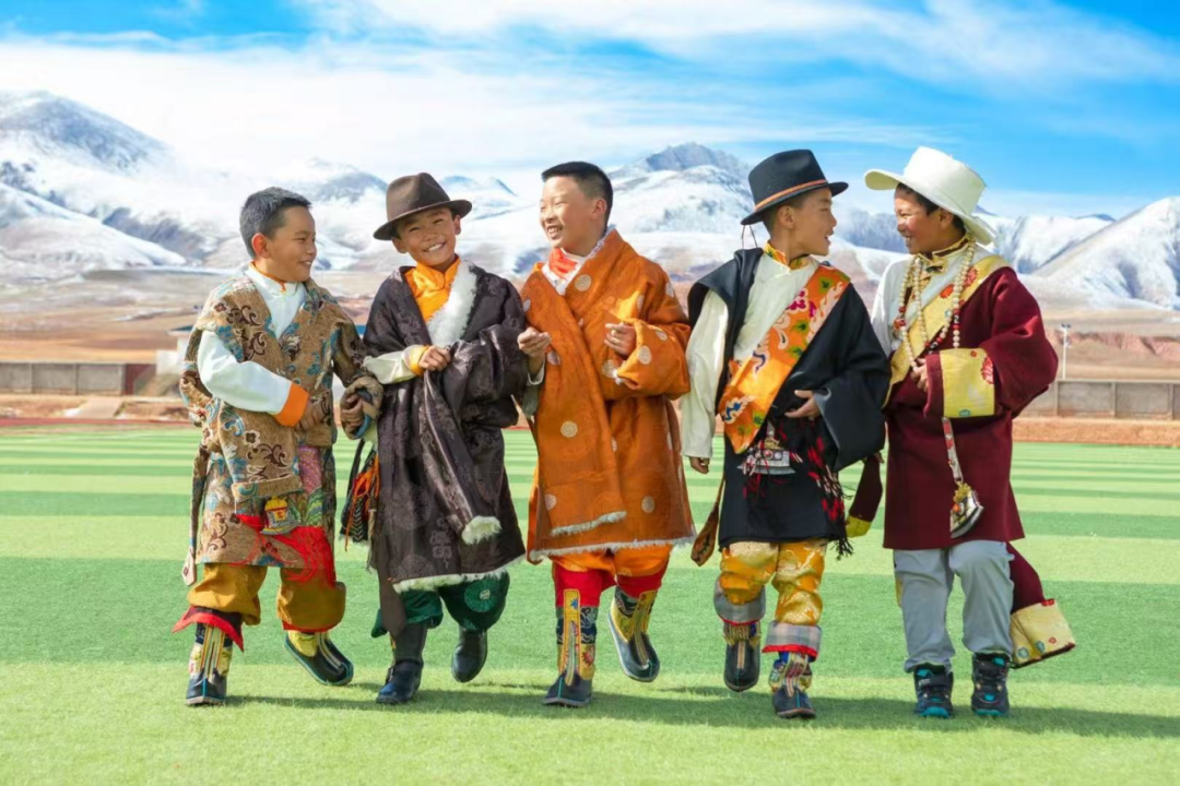 ༄༅། ། བྱིས་པའི་དུས་ཆེན་ལ་བཀྲ་ཤིས་བདེ་ལེགས་ཞུ།