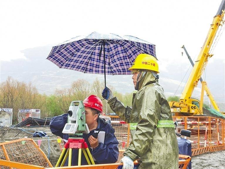 风雨鏖战筑通途——山南市萨热路跨江大桥全力冲刺建设见闻