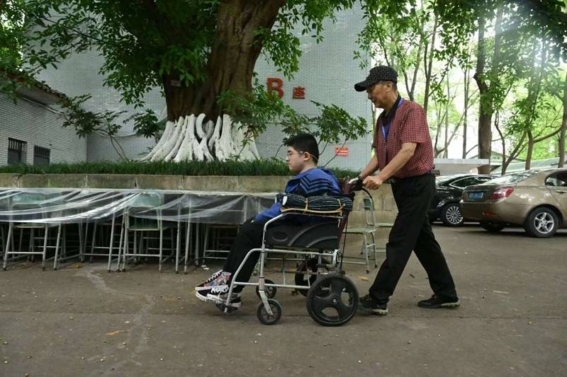 四川渐冻症男孩高考考了400分,寄语特殊学生“不要放弃”