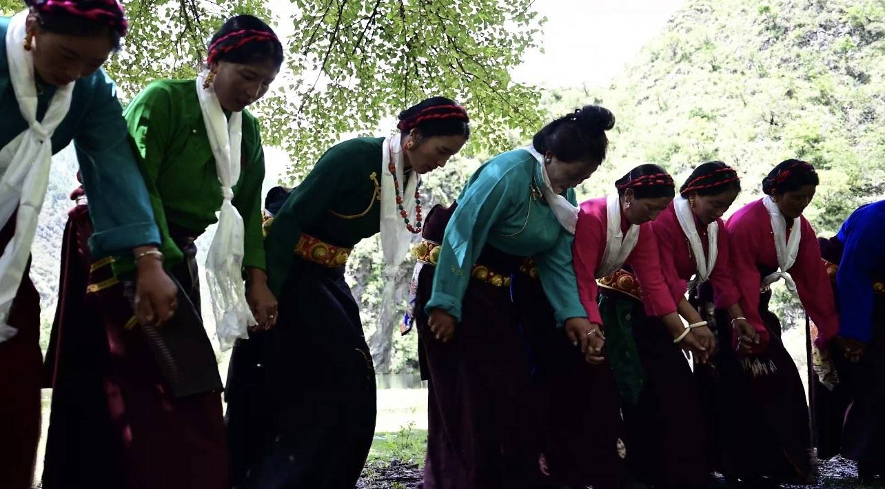 雅江茨玛绒村：欢庆松茸开山