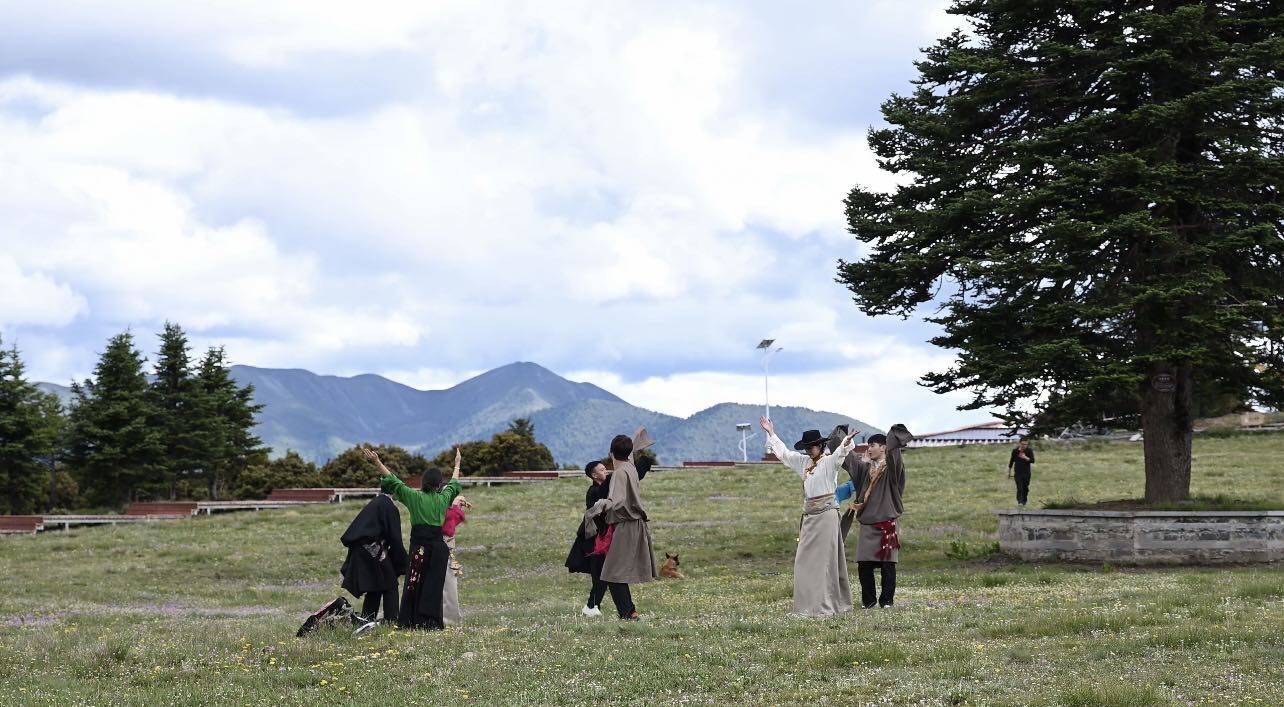 齐聚帕姆岭  跳锅庄  迎松茸季