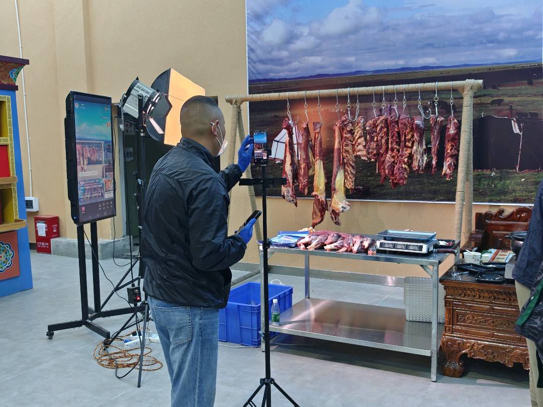 “长征路上看四川”阿坝行走进松潘青云镇产业园 感受传统产业振兴发展