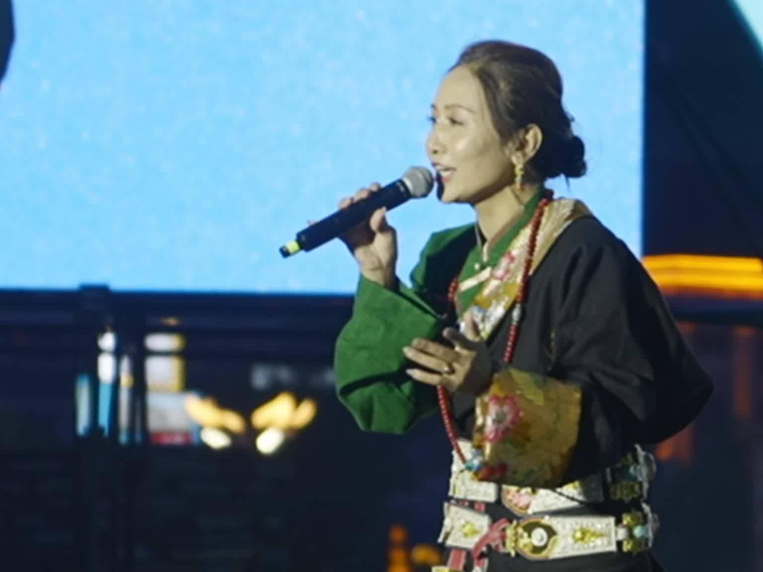 玉树至尼泊尔国际货运车辆首发仪式上，@央金兰泽 演唱《遇上你是我的缘》。