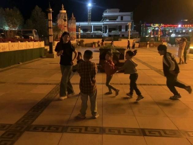 这是不是属于你记忆中,夏日广场上的闲暇时光?