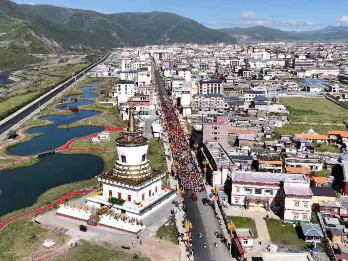 第三届“福地色达·金马之邀”游牧文化旅游季千马巡街活动圆满举行
