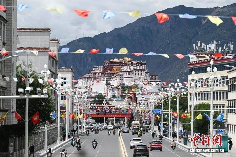 དུས་ཆེན་གྱི་རྣམ་པས་ཡོངས་སུ་ཁེངས་པའི་གནས་མཆོག་ལྷ་ས།
