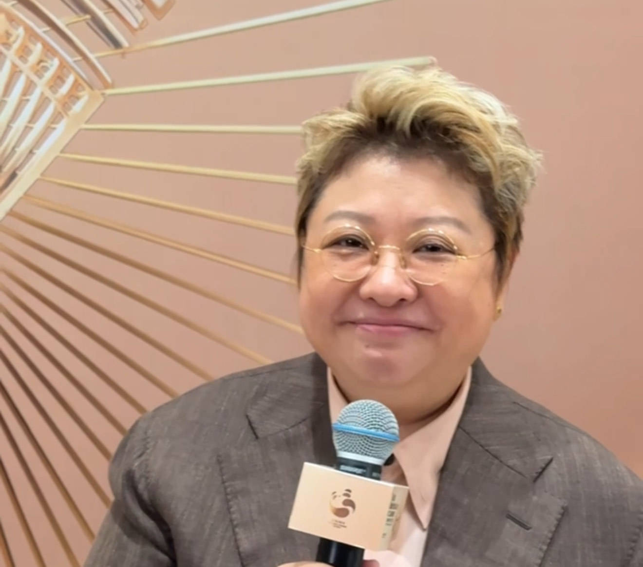 韩红金熊猫奖发声：为高原影视人喝彩，与关注者共赴高原文化之约