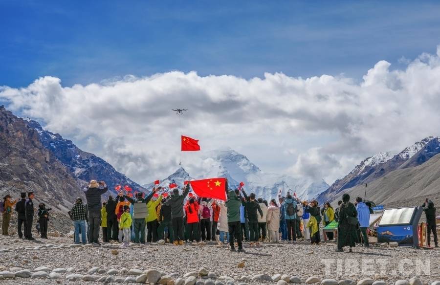 珠峰脚下 国旗飘扬