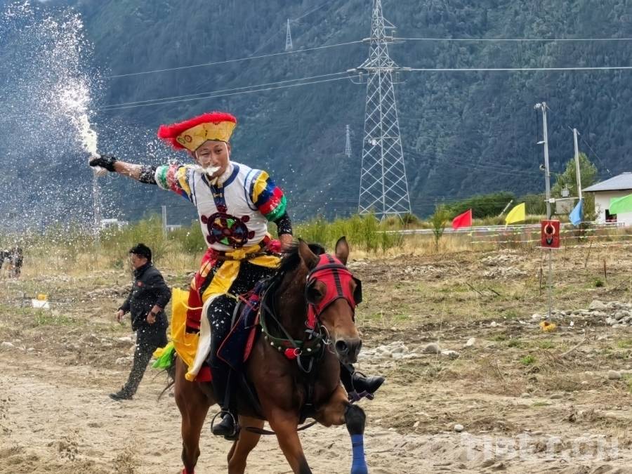 民族传统马术表演惊艳巴宜区 六千观众共赏马背风采