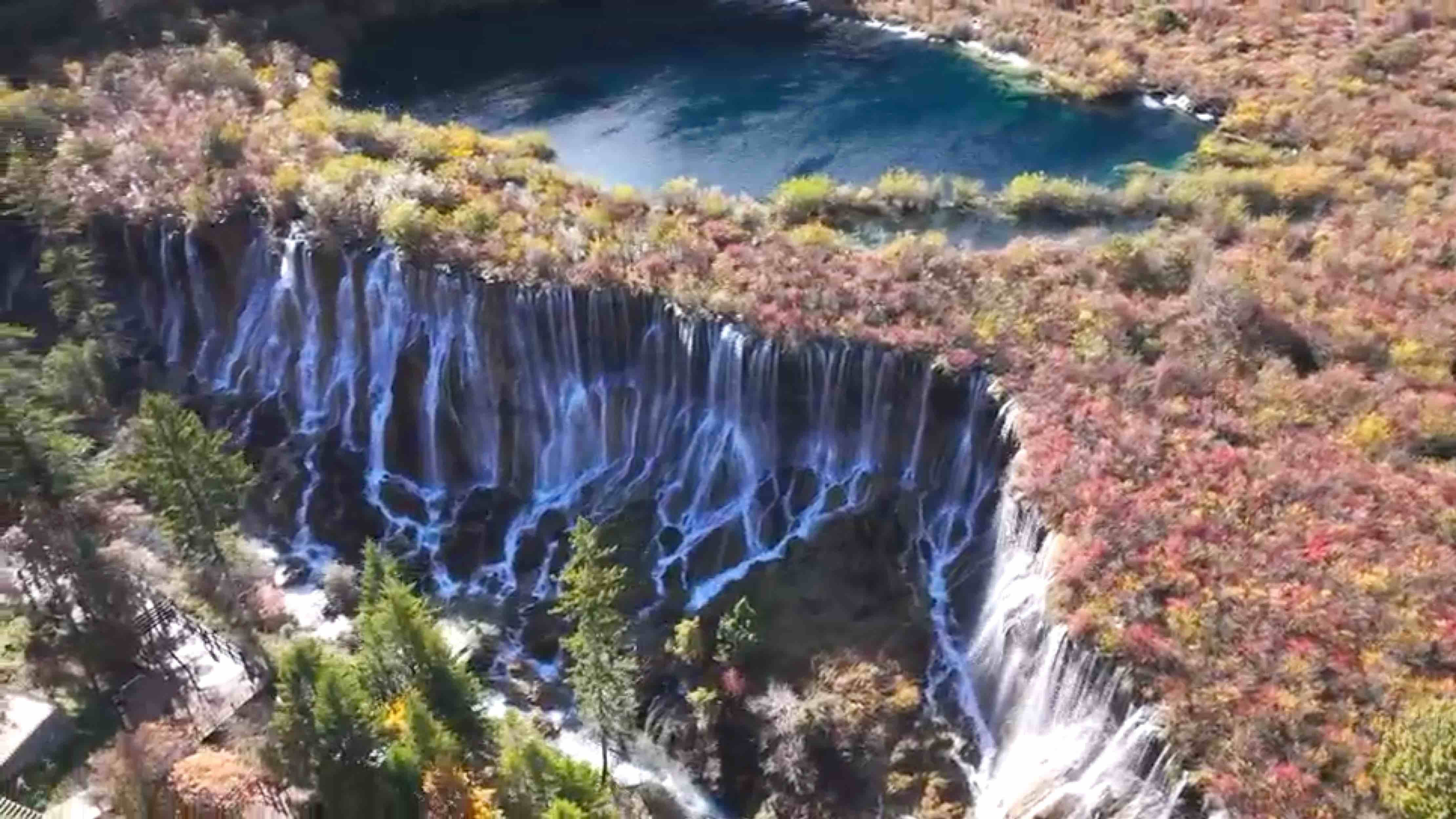 秋假九寨沟旅游火爆 红叶彩林间邂逅“童话世界”