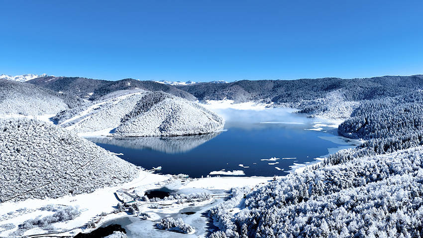 雪落普达措 云南香格里拉的冬日冰雪秘境
