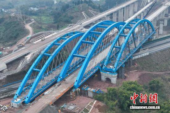 西渝高铁康渝段跨营达高速公路大桥顶推作业全部完成