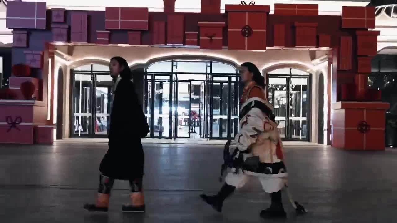 从高原到蓉城，道孚儿郎以T台风姿踏霓虹，精气神拉满，中华民族自信美直抵人心