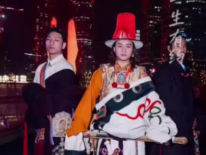从道孚到成都，从草原到都市，康巴汉子的每一个姿态，都是独一份的帅与惊艳